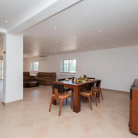 With Swimming Pool 塞辛布拉