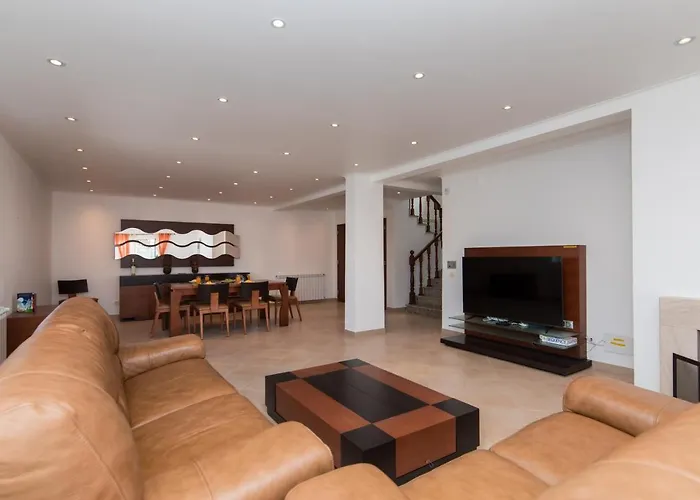 With Swimming Pool Vila Sesimbra