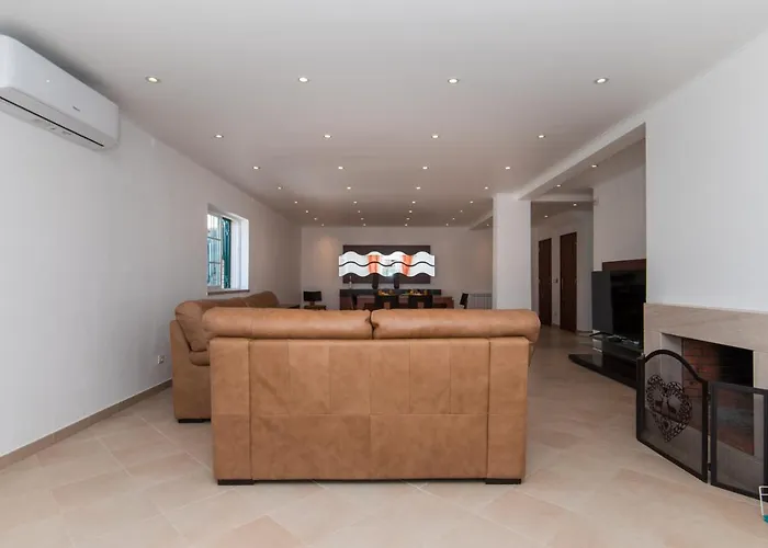 With Swimming Pool Sesimbra