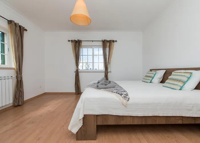 Vila With Swimming Pool Sesimbra