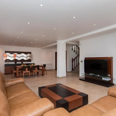 With Swimming Pool Βίλα Σεσίμπρα