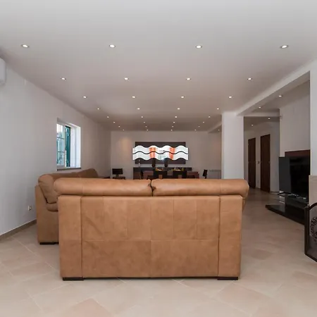 With Swimming Pool Σεσίμπρα