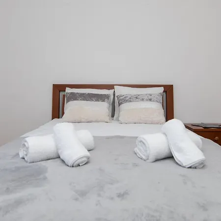 With Swimming Pool Βίλα Σεσίμπρα