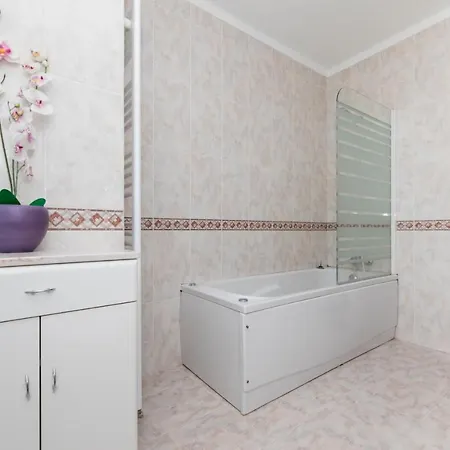 With Swimming Pool Βίλα