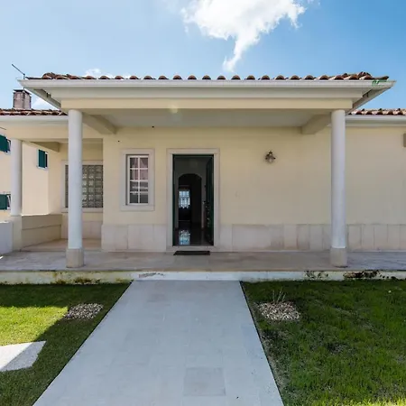 With Swimming Pool Βίλα