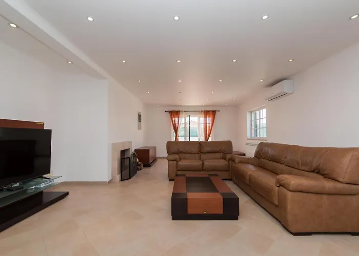 With Swimming Pool فيلة *