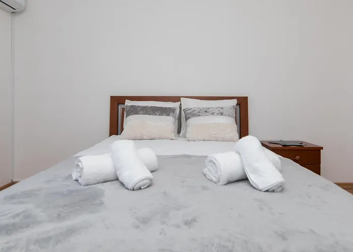 With Swimming Pool فيلة سيسيمبرا