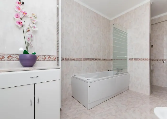 With Swimming Pool فيلة