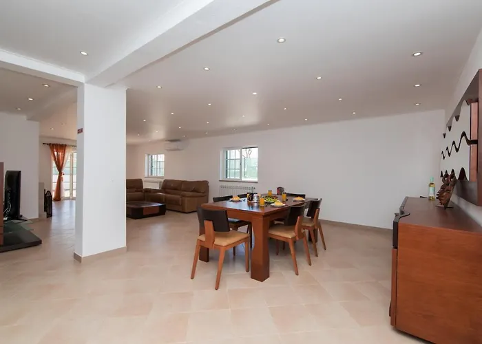 With Swimming Pool سيسيمبرا